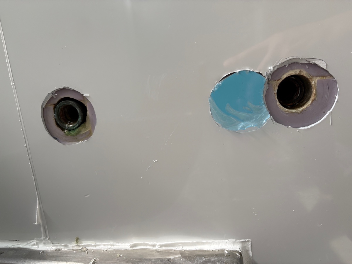 応急処置後: 切れ端で隠蔽+シーラント防水