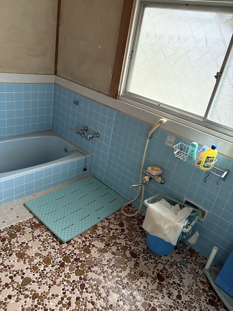 リノベ前のお風呂全体。水色タイルと玉石タイルの床
