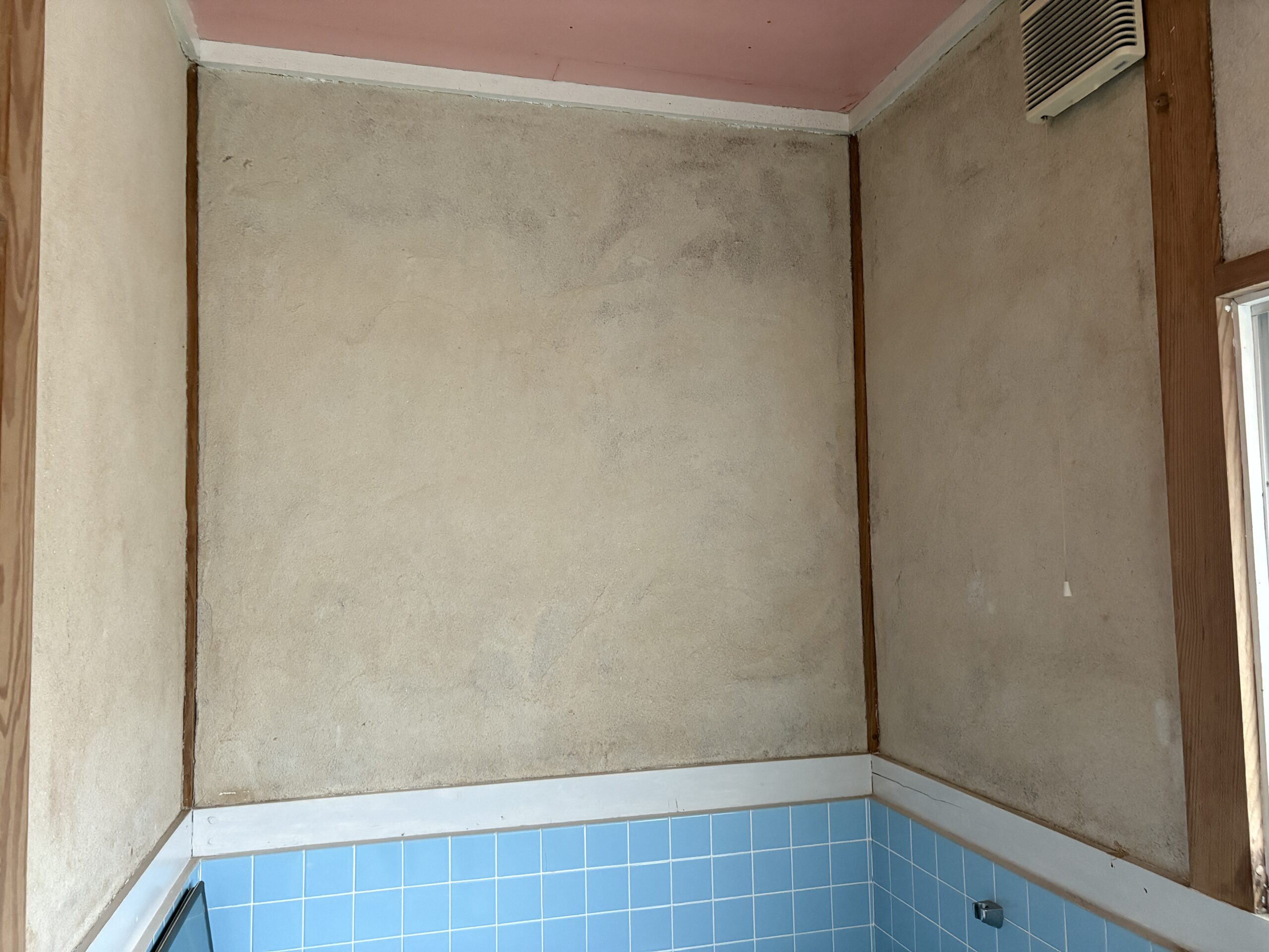 お風呂の砂壁。くすんで劣化している