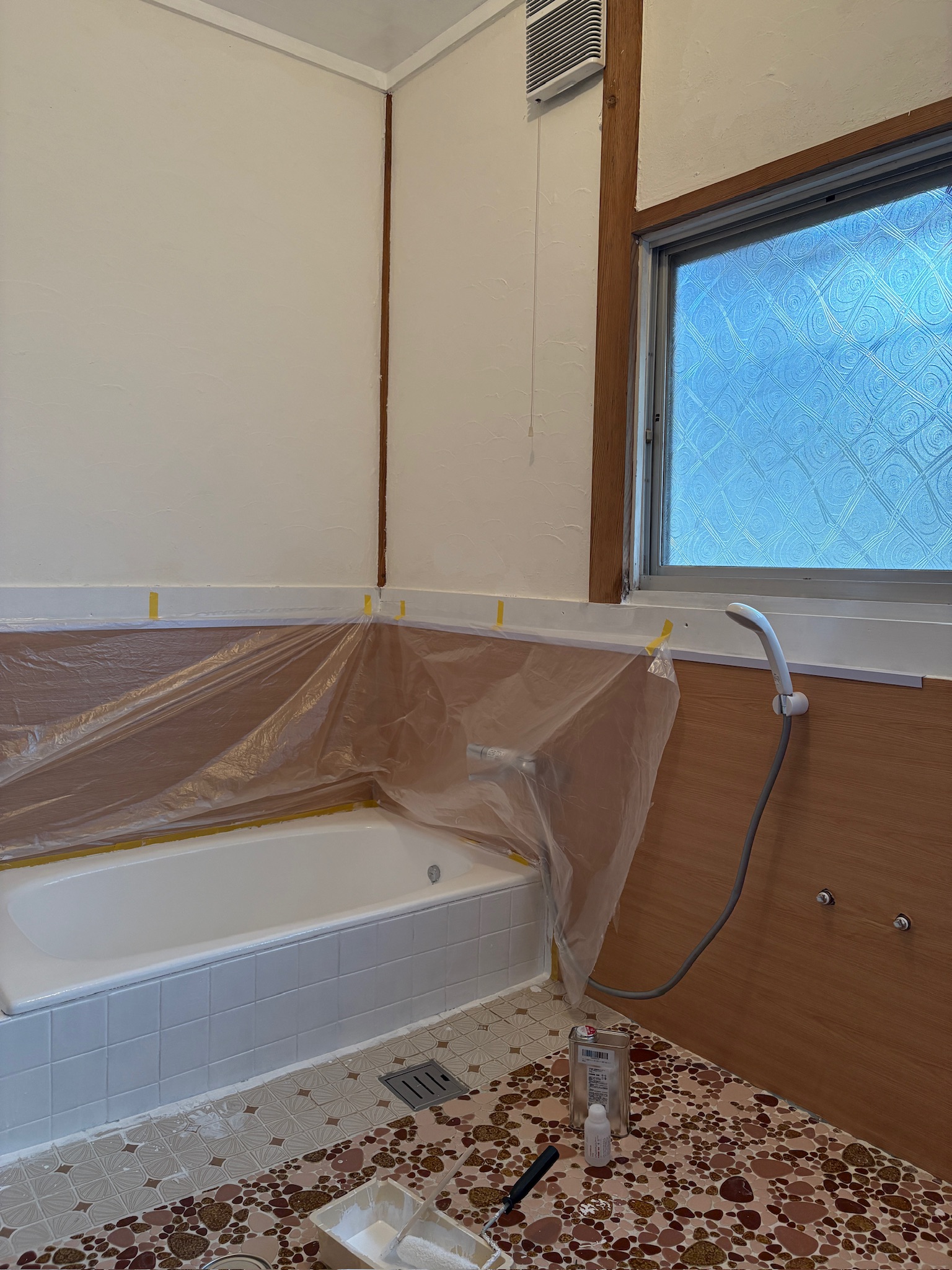 ダイノックシート貼り＋漆喰塗り完了。養生中