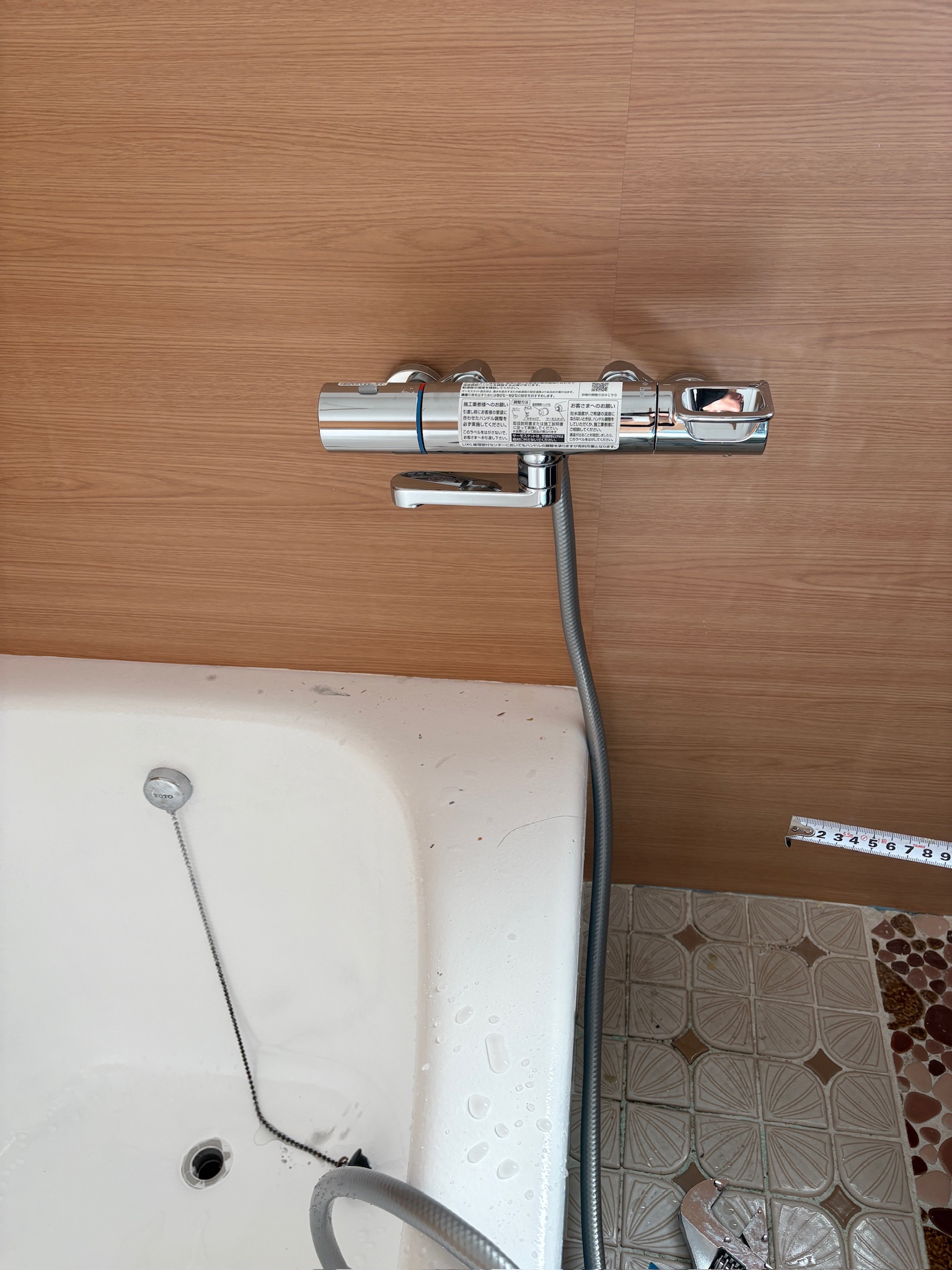 ダイノックシートの壁に取り付けたサーモスタット水栓