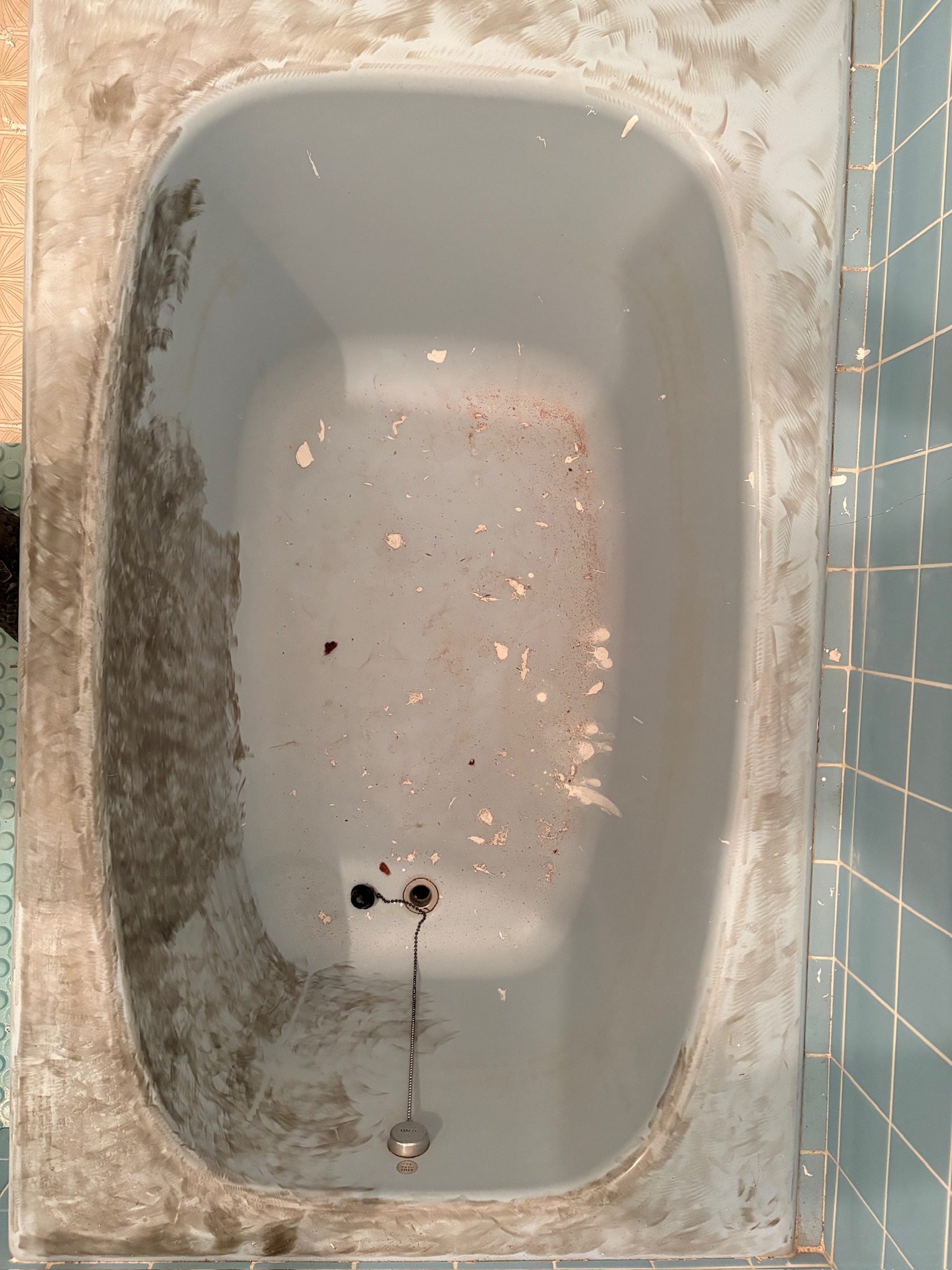 電動サンダーで削りすぎて黒く変色した浴槽