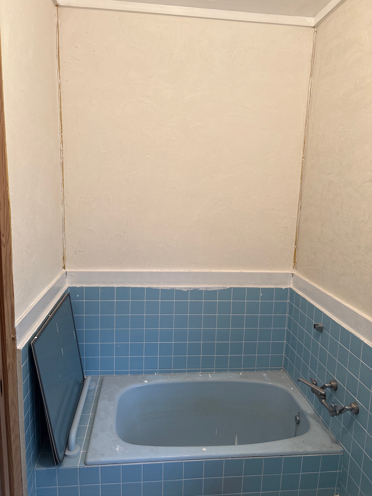 漆喰塗り完了後のお風呂。壁上部が白くなった