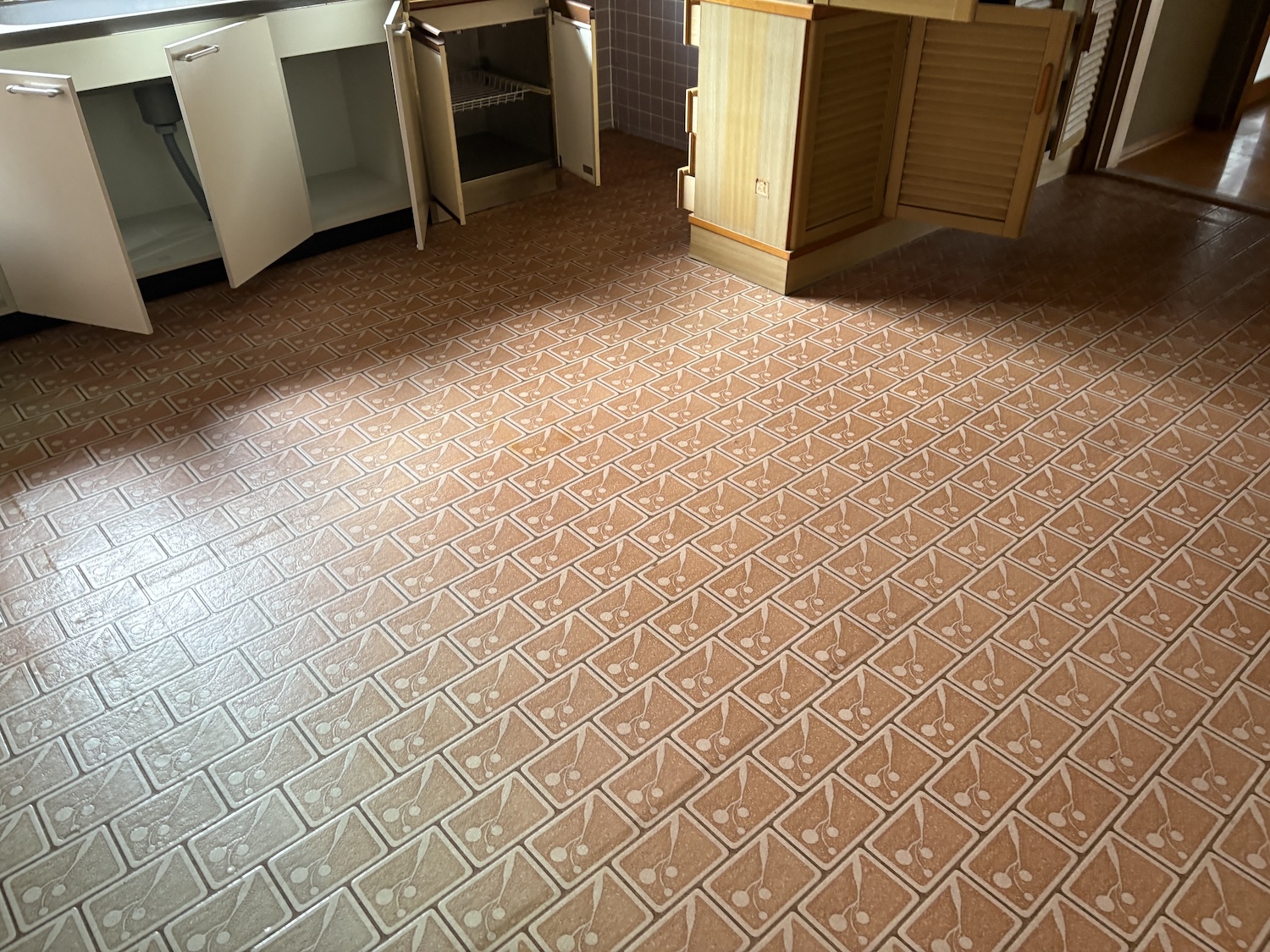 昭和柄のCF床ビフォー