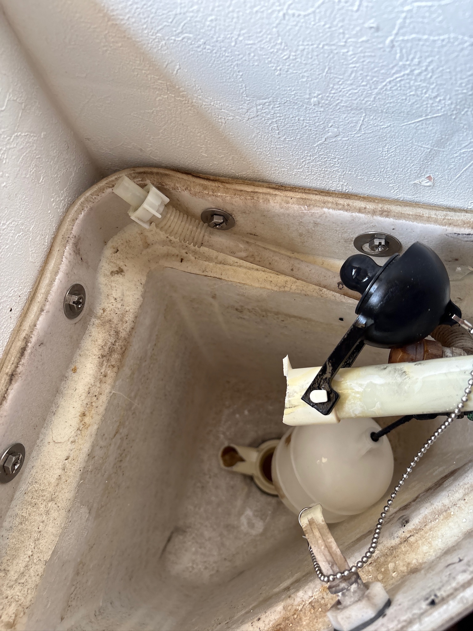 タンク内部、破断したサイフォン