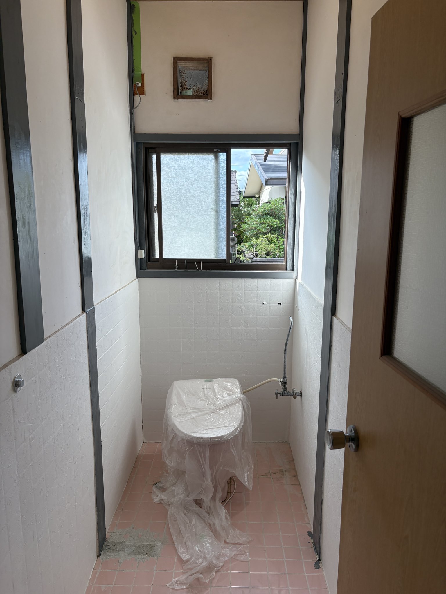 タンクを外して壁紙貼り作業中（これが後の大惨事の原因）