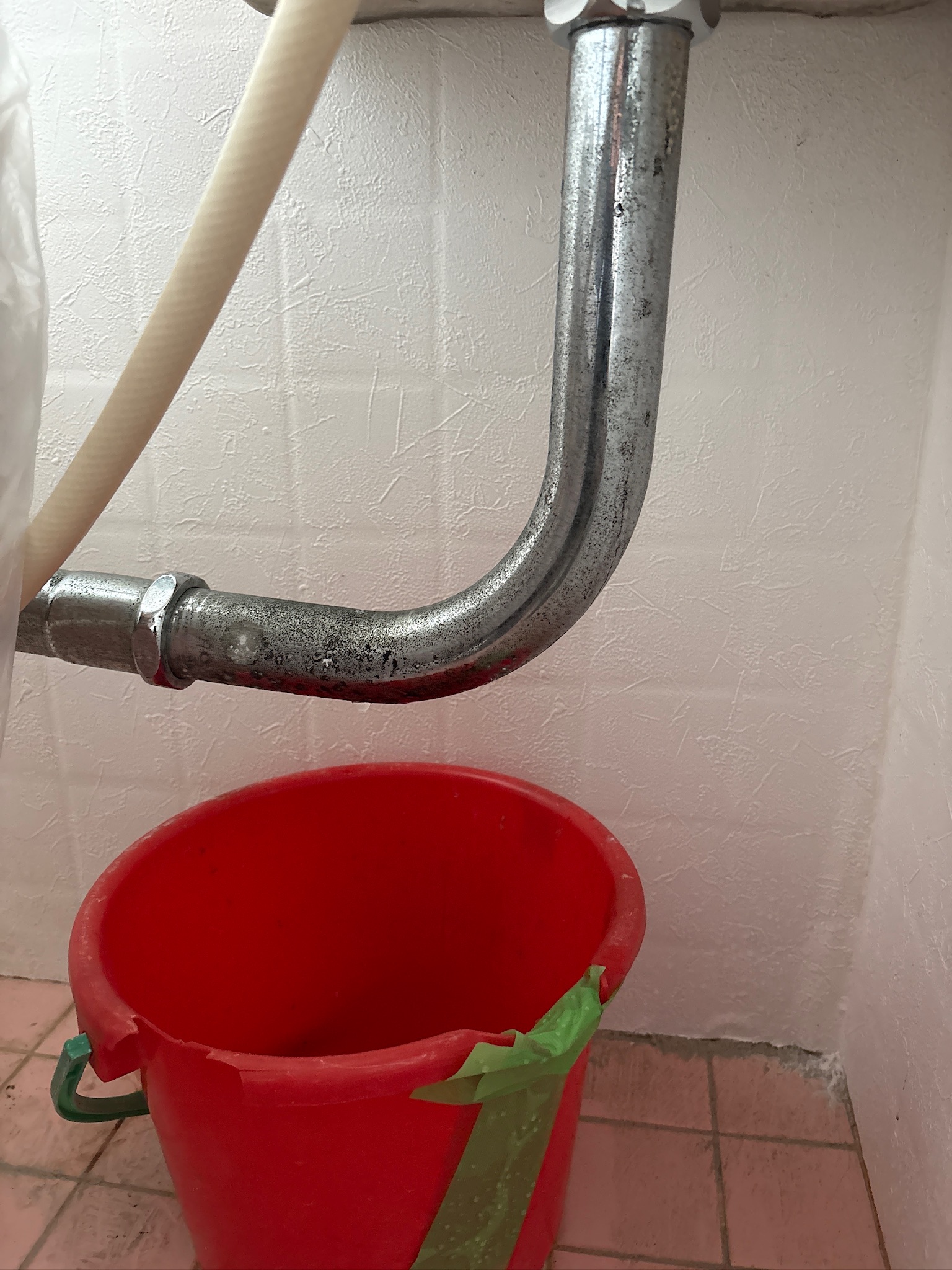 タンクと便器を繋ぐ洗浄管（亀裂をつけてしまった）