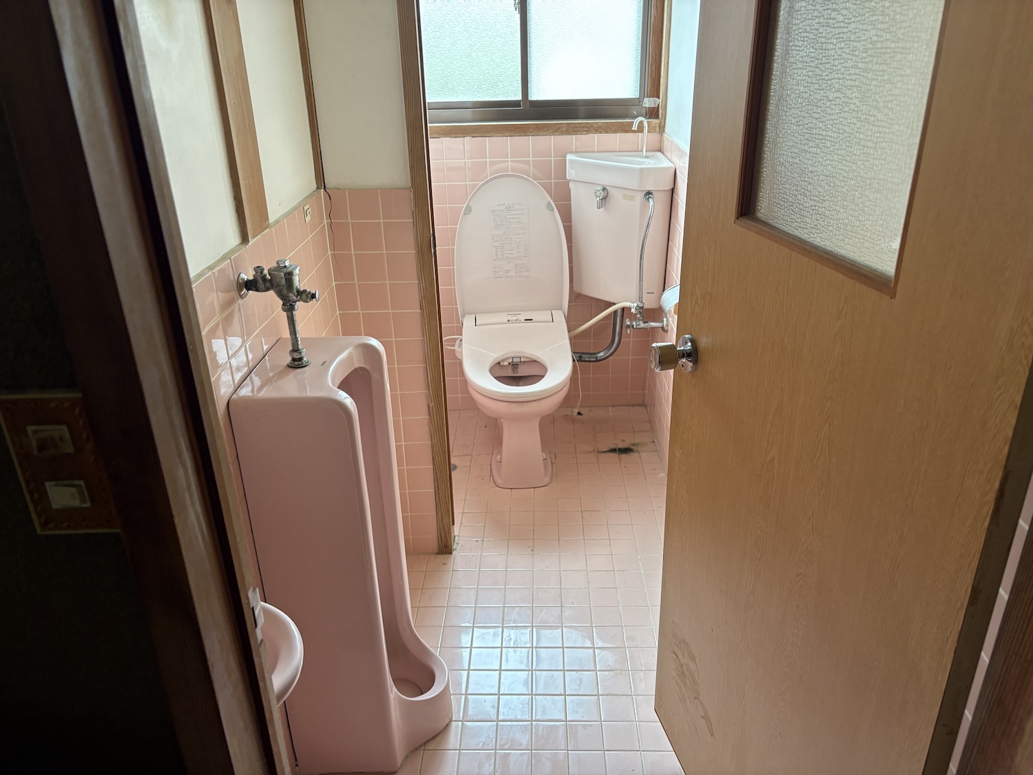 清潔感ゼロのピンクタイルトイレ（ビフォー）