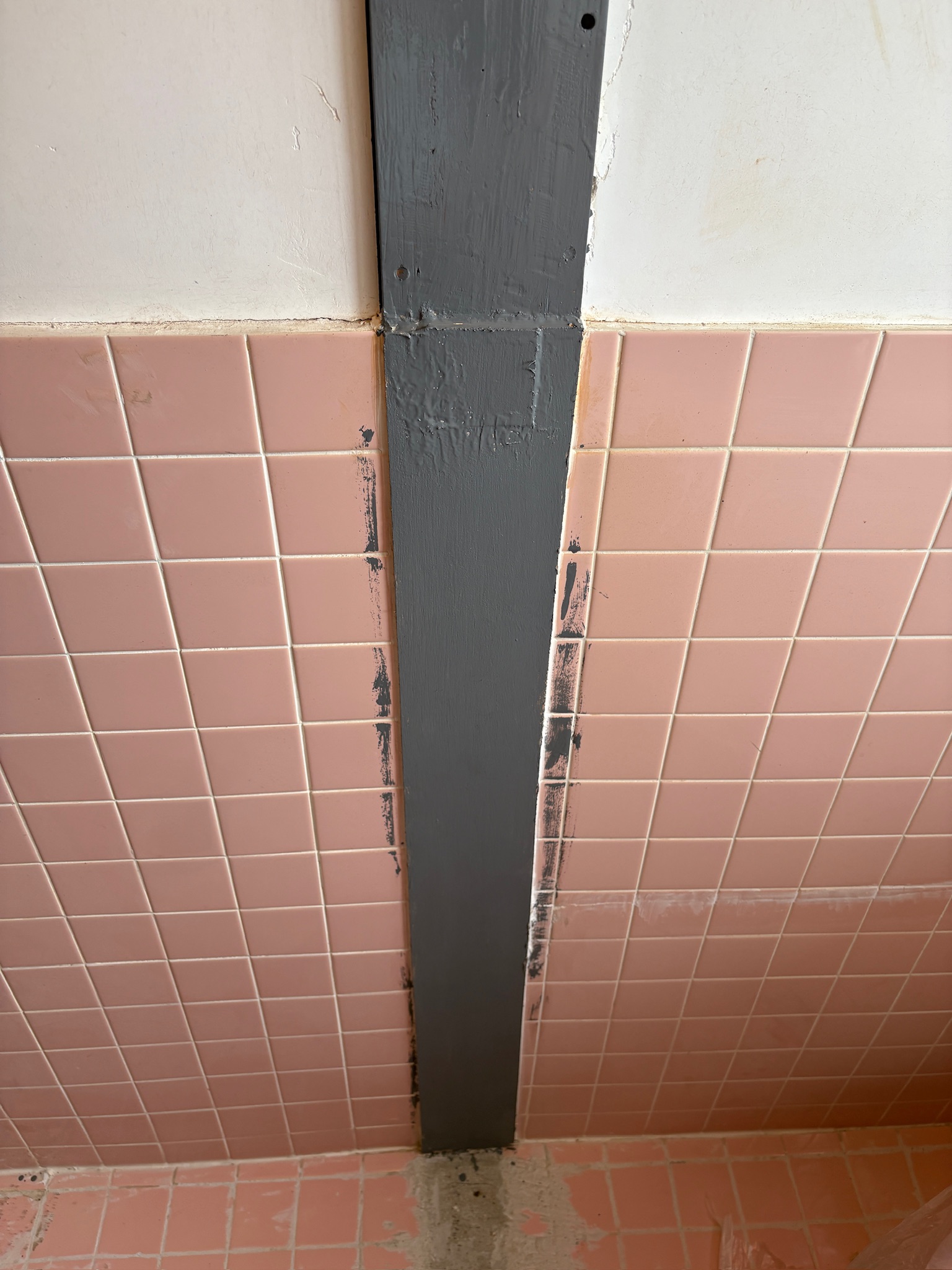 グレーペンキを塗って仕上げた柱