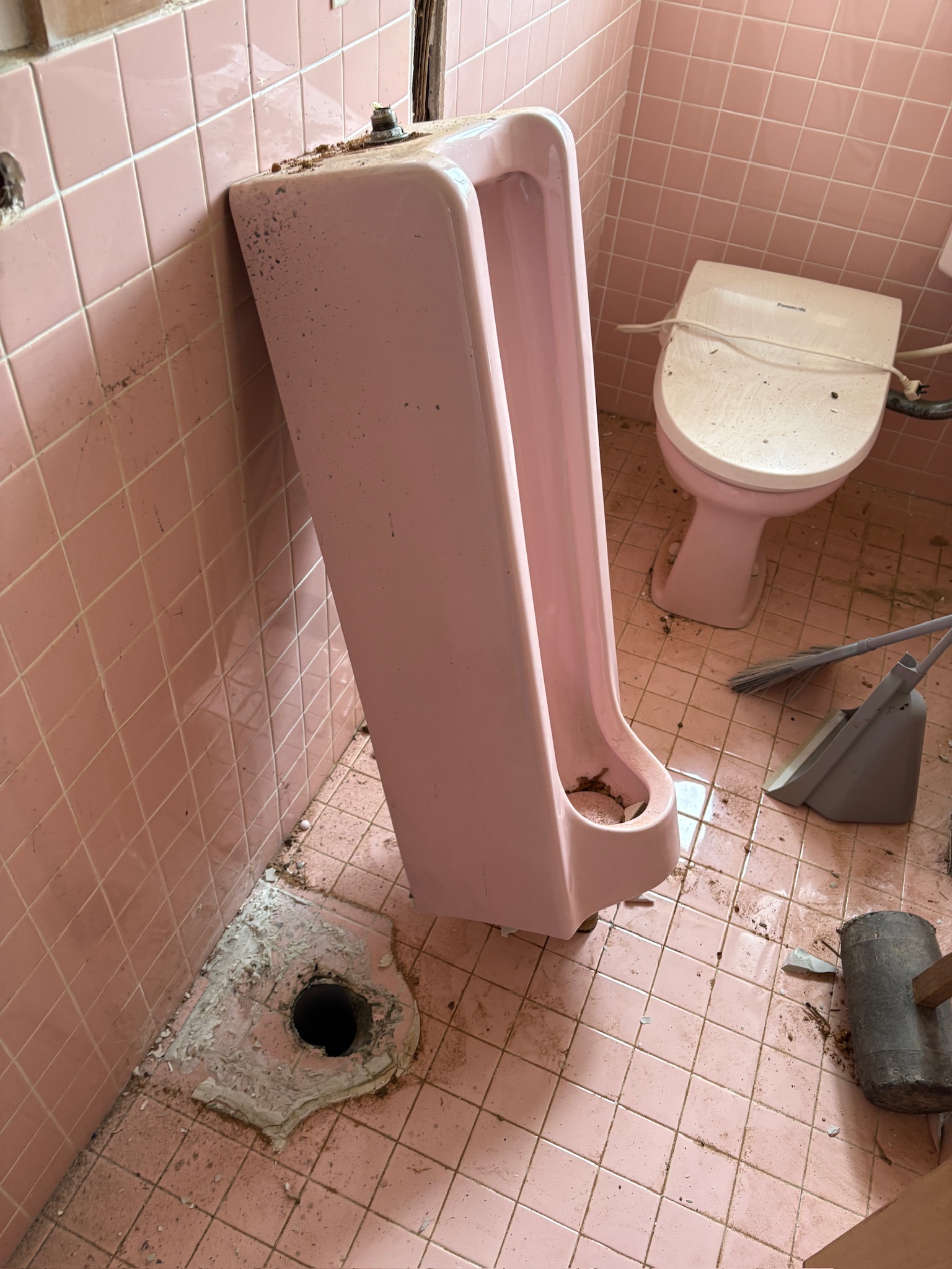 小便器を力技で撤去中