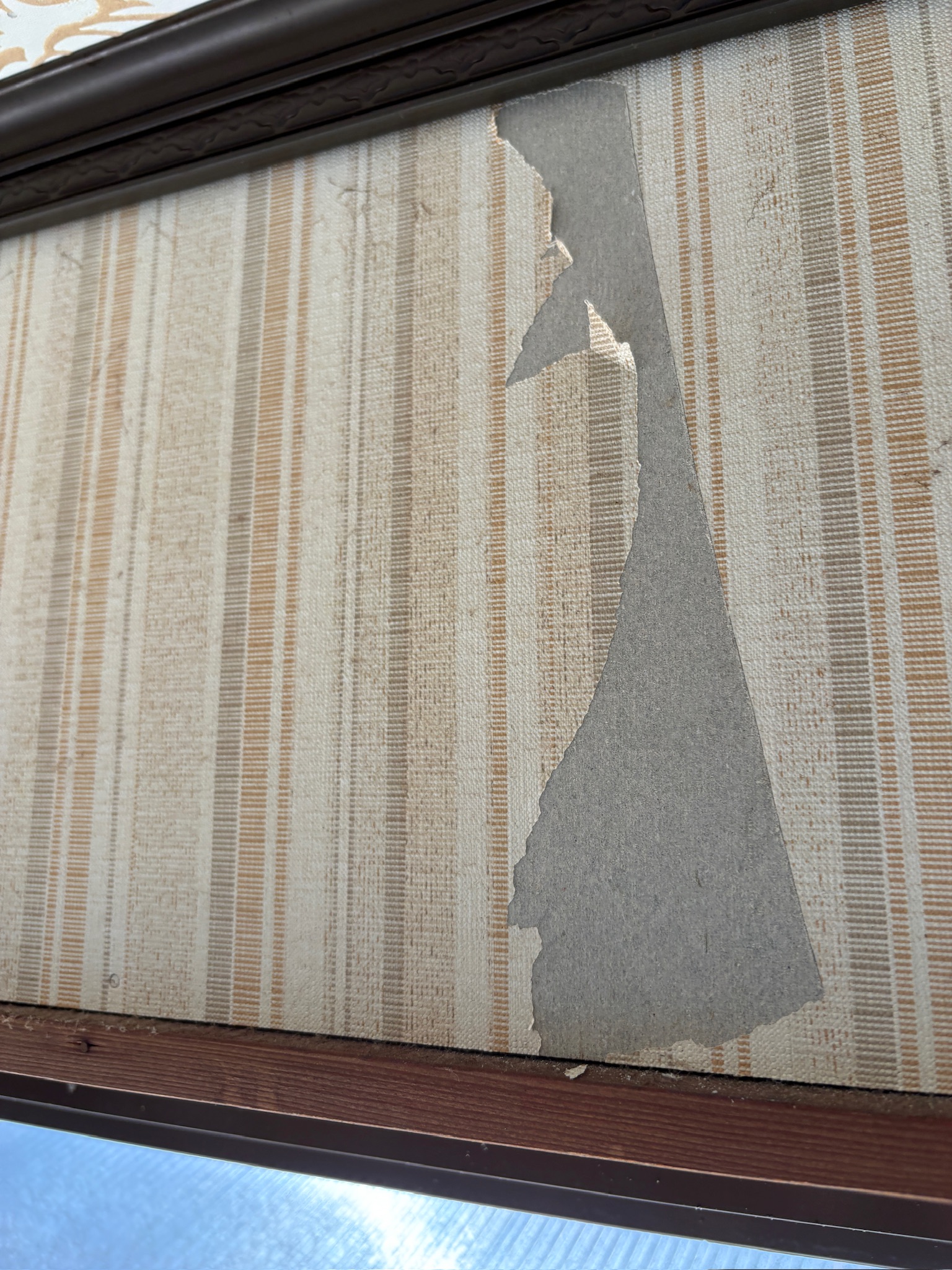 破れた壁紙のビフォー