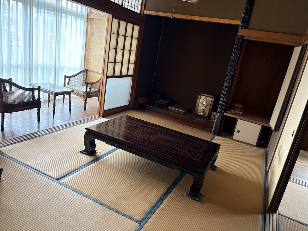 Before：奥の和室。古い畳と床の間