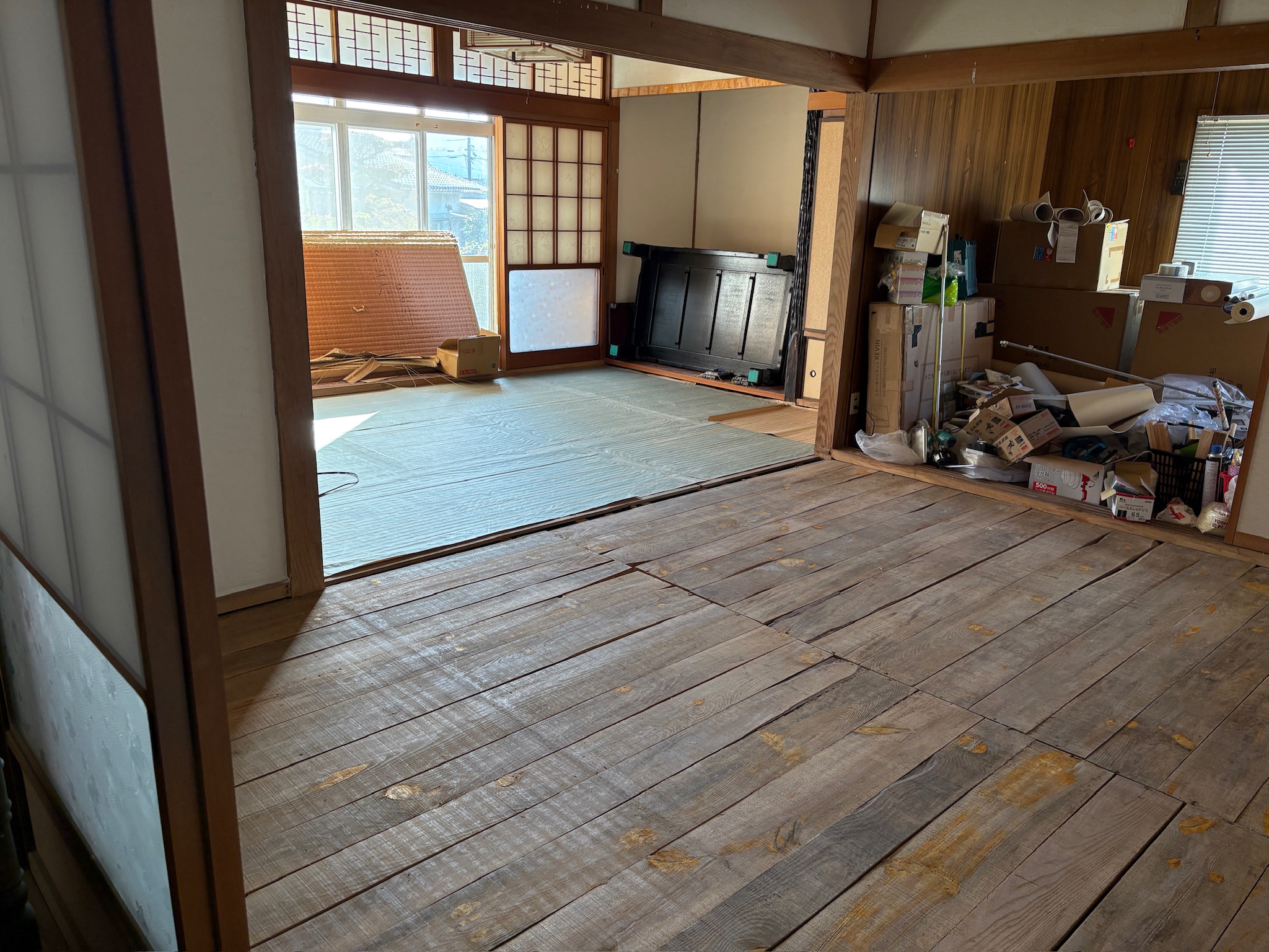 畳を撤去した状態。下地の板が見える