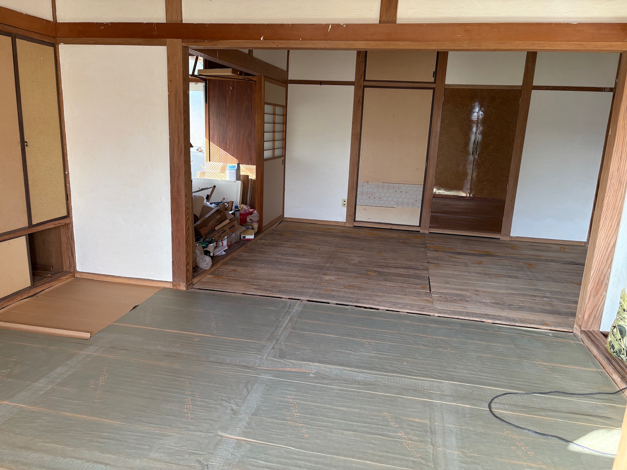 スタイロフォームを敷いている途中